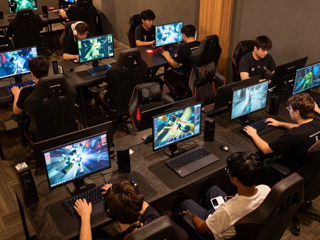 MPO08 players strategically competing in an online gaming tournament, showcasing vibrant gameplay and focus.